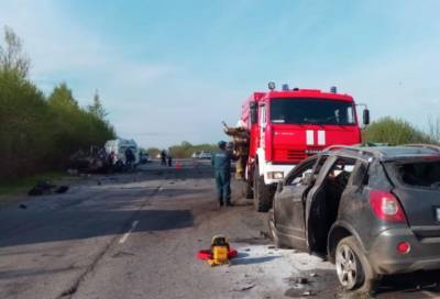 В Киришском районе спасатели извлекли пострадавших из автомобиля после ДТП