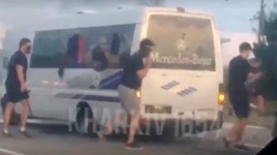 Появилось видео нападения на автобус на трассе Киев-Харьков