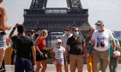 Жителей Парижа обязали носить защитные маски даже на открытом воздухе