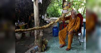 Длинная коса – мужская краса: житель Вьетнама не стригся 80 лет и отрастил волосы длиной пять метров (видео)