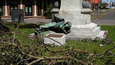 Ураган «Лаура» разрушил памятник конфедератам в Луизиане