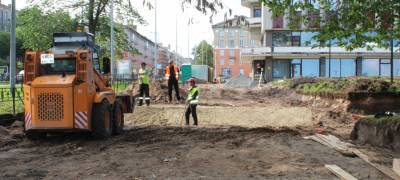 Власти Петрозаводска обещают подарить вторую жизнь старой брусчатке, отколотой рядом с мэрией