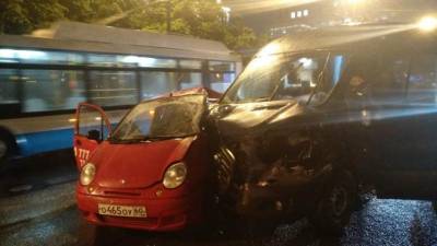 Водитель легковушки получил тяжелые травмы в ночном ДТП на Московском проспекте