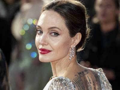 Анджелина Джоли сменила стиль: вместо платьев – джинсы и свободная блуза