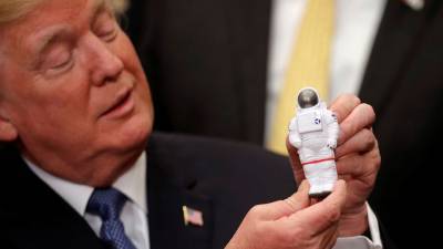 Трамп пообещал водрузить флаг на Марсе и отправить женщину на Луну