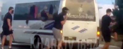 Очевидцы сняли на видео нападение на пассажиров автобуса под Харьковом