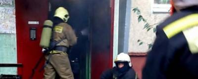 В Омске спасли людей из горящего дома на Серова
