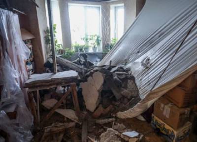 Семью спасли помидоры: во Владивостоке в спальне с ребенком ночью рухнул потолок