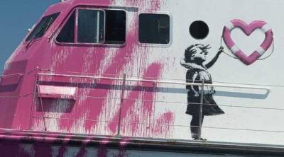 Бэнкси спонсировал операцию по спасению беженцев из Африки: на ярко-розовой яхте с произведениями художника были спасены 89 человек