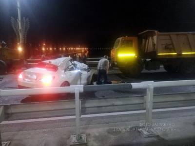 «Мерседес» влетел в погрузчик на Чернавском мосту — погибла 18-летняя девушка