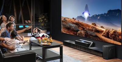 В России появился необычный и очень дорогой телевизор с экраном «на всю стену». Видео