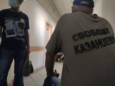 В суд поддержать юриста Казанцева пришли десятки челябинцев. Но заседание закрыли