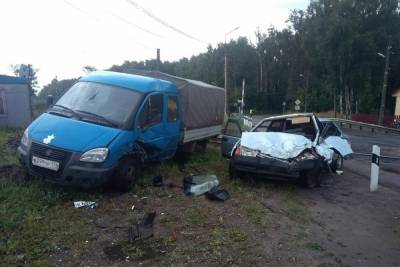 В Ярославле «ВАЗ» с пьяными подростками врезался в припаркованную «Газель»