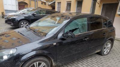 Журналисту Давиду Френкелю разбили окна автомобиля и прокололи шины