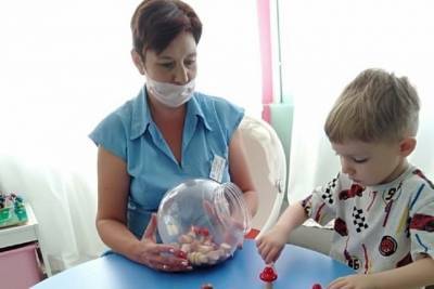 В Астрахани детей и родителей обучают барельефной лепке