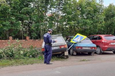 В Гдове автомобиль протаранил припаркованные возле больницы машины