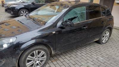 Неизвестные разбили машину журналиста Давида Френкеля
