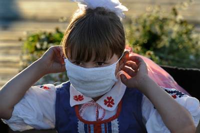 Россияне массово отказались от защитных масок для детей в школах