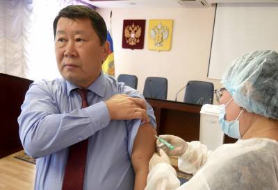 Главный санитарный врач Бурятии поставил себе прививку от гриппа