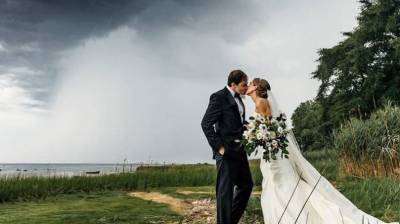 На свадьбе ударила молния через секунду после того, как жених пожаловался на 2020 год