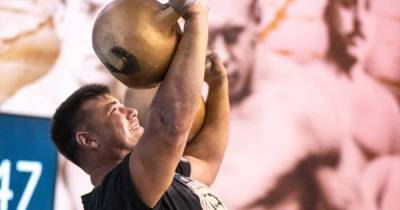 Поднял гирю весом 66 кг: спортсмен из Ладушкина установил три мировых рекорда на всероссийском турнире