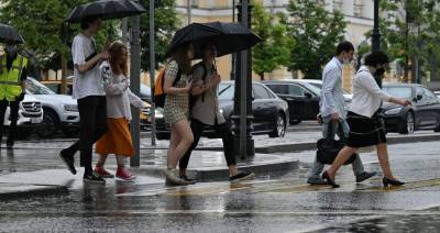 Московским кафе и ресторанам порекомендовали закрыть летние веранды из-за непогоды