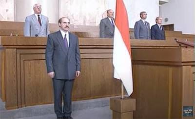Лукашенко: Портреты Адольфа Гитлера и кругом висят бело-красно-белые флаги