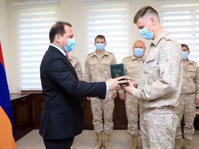 Глава Минобороны Армении вручил российским военнослужащим медали