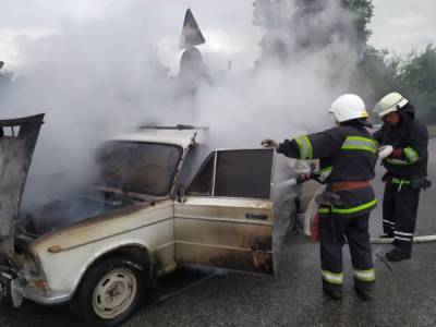 На трассе под Харьковом на ходу загорелся автомобиль