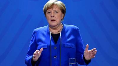 Меркель надеется, что Путин не будет направлять войска в Беларусь