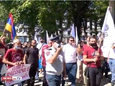Выступающие за отставку главы Минобразования протестующие начали шествие по Еревану