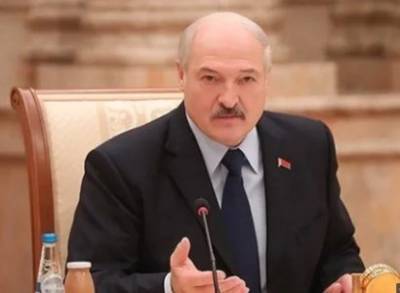 Лукашенко о внешних угрозах: И вы меня начинете критиковать, что я с автоматом там бегаю по улицам