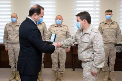 Министр обороны Армении наградил российских военных за борьбу с пандемией