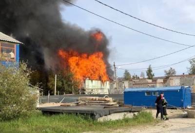 В Ноябрьске сгорел расселенный многоквартирный дом. Местные жители подозревают поджог