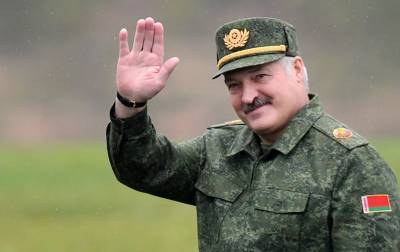 Лукашенко объяснил появление на публике с автоматом