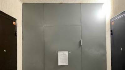 В Тюмени двух жителей дома заставили демонтировать железную дверь около лестницы