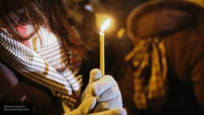 РПЦ просит проявить милосердие к прикурившему от церковной свечи юноше