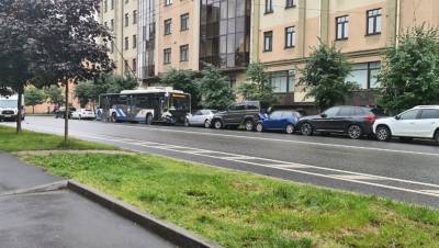 В массовом ДТП с троллейбусом в центре Петербурга разбили 7 машин