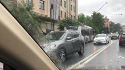Из-за ДТП с троллейбусом на Левашовском проспекте пострадали более шести автомобилей
