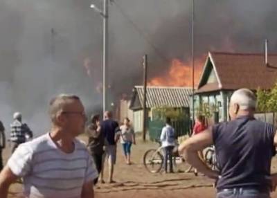 В поселке под Оренбургом загорелись 12 построек