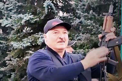 Лукашенко ответил на критику насчет «беготни с автоматом»