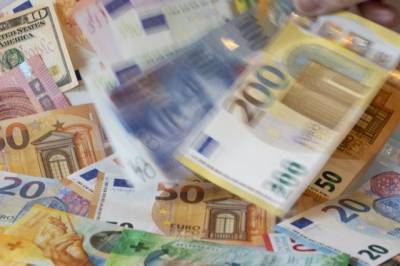 Центробанк понизил официальные курсы доллара и евро на выходные