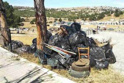 Сто человек собрали гору мусора плато Ай-Петри после туристов