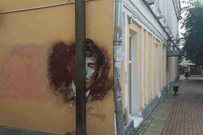 В Твери граффити с изображением Осипа Мандельштама закрыли столбом