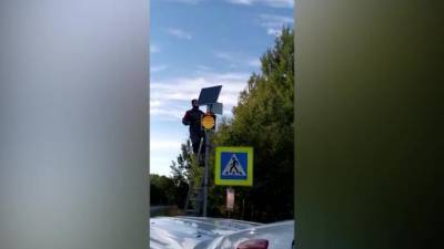 Вандалы привязали телевизор на место светофора на дороге в Волховском районе