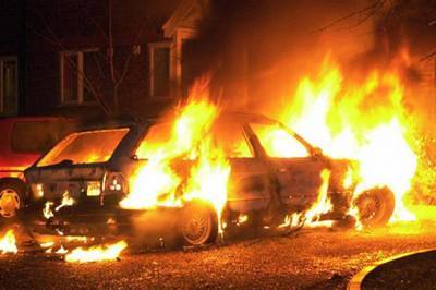 В Одессе два экипажа патрульных тушили горящий автомобиль