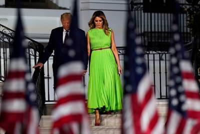 Мелания Трамп вышла в свет в неоновом платье и рассмешила пользователей