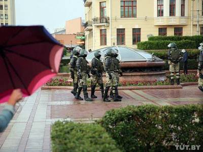 В центр Минска вновь движутся военные грузовики и автозаки (фото, видео)