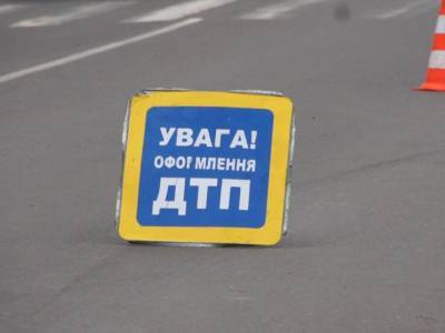 В Киеве водитель фуры из-за неудачного маневра наделал бед