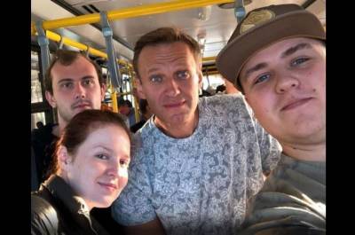 Навальный до сих пор в коме, но его жизни ничто не угрожает